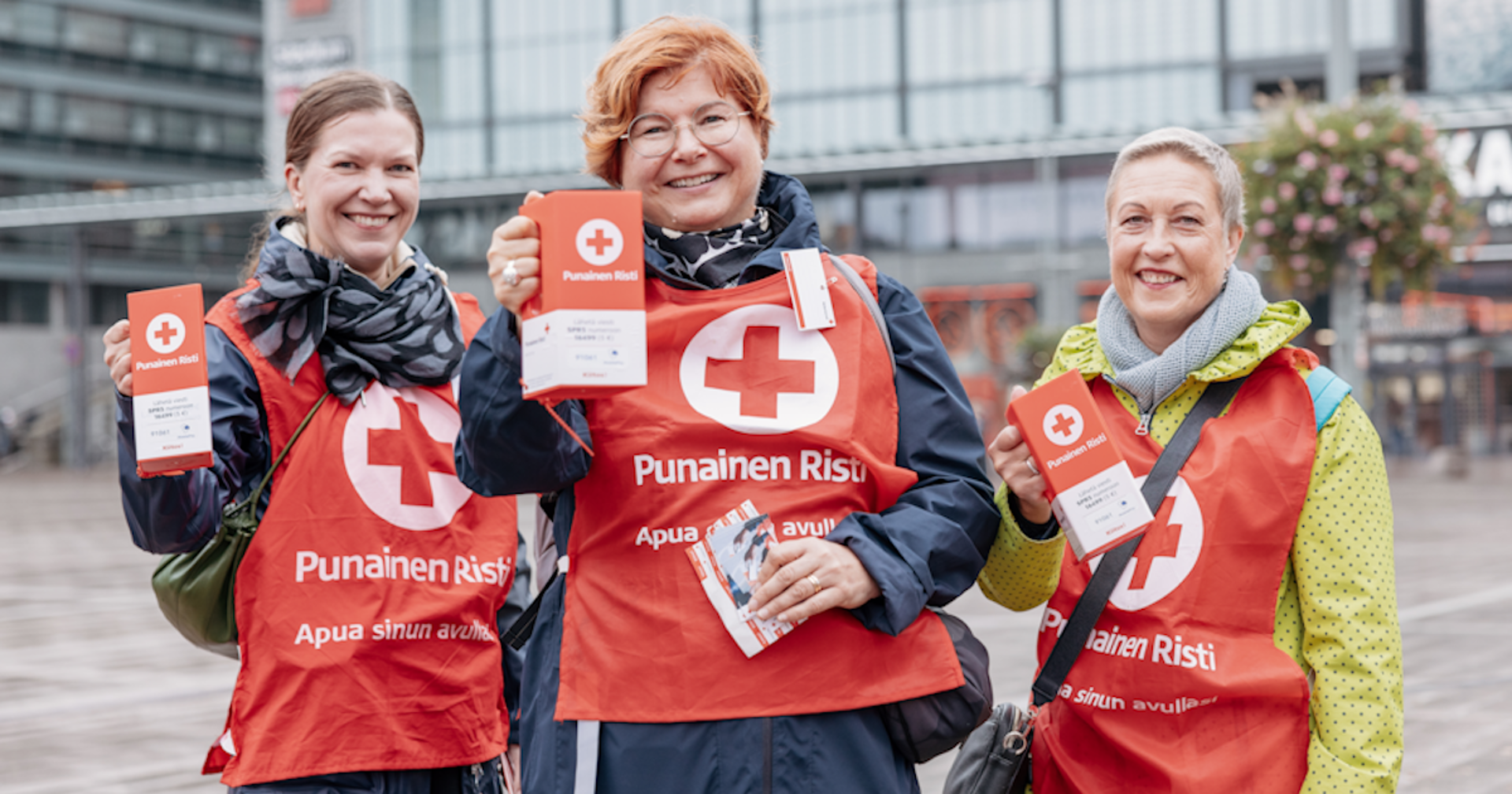 Röda Korsets frivillig packar lådor på lagret.