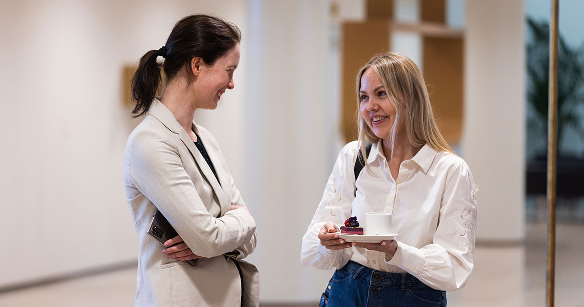 Två personer pratar med varandra.