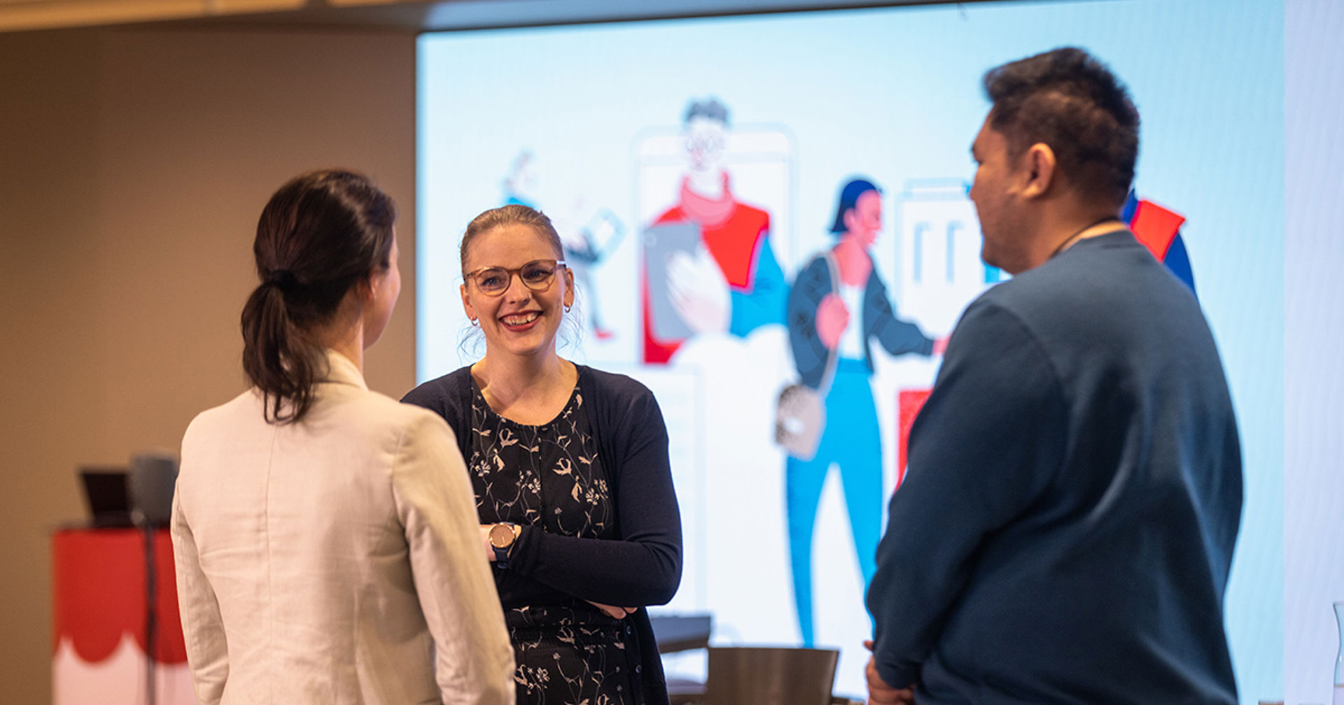 Tre personer som samtalar med varandra.