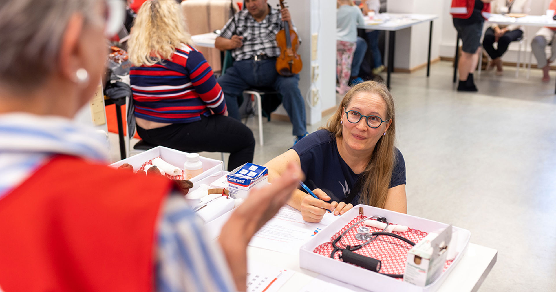 Röda Korsets informationspunkt på ett evenemang.