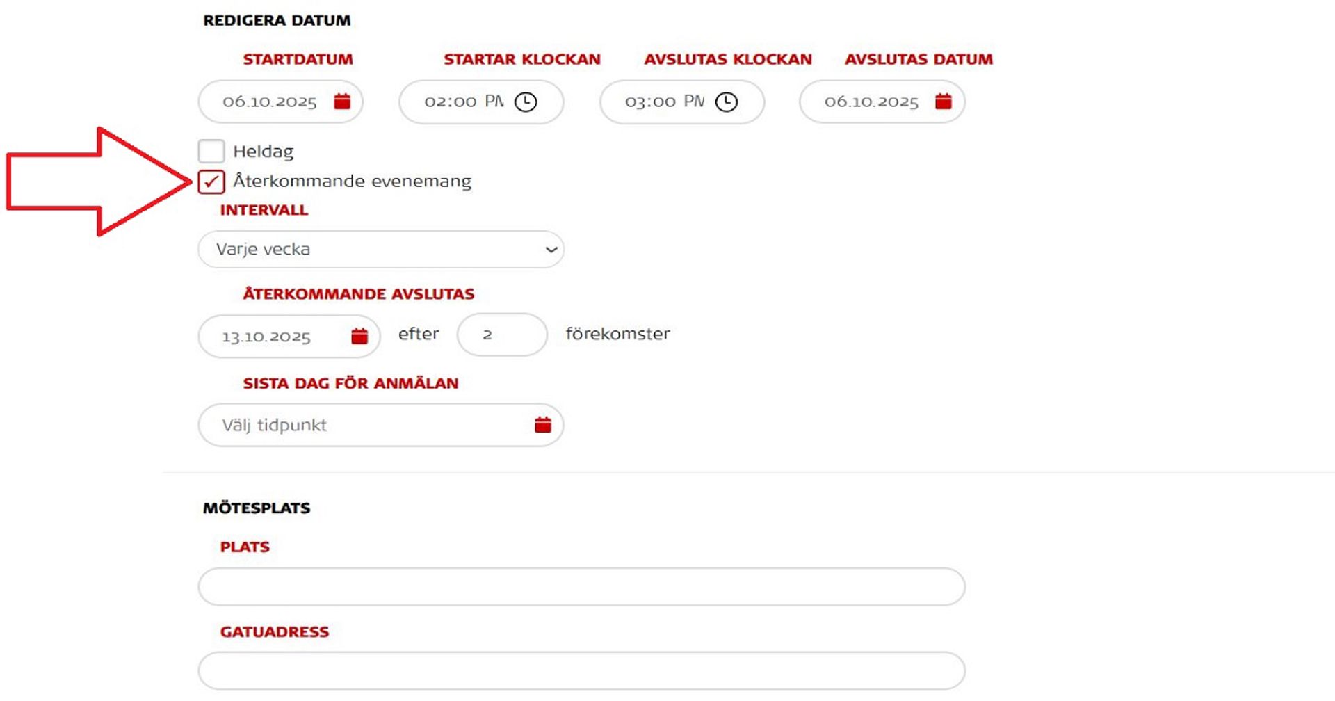 Skärmdump från evenemangsformuläret i Oma-systemet. En röd pil pekar på det ställe som ska kryssas i om du vill skapa ett återkommande evenemang.