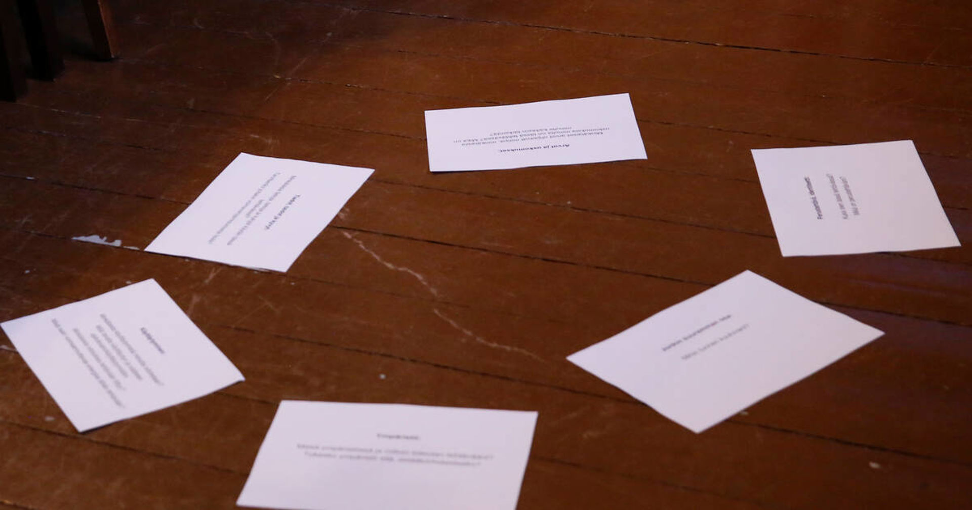 Det ligger papper på golvet arrangerade i en cirkel.