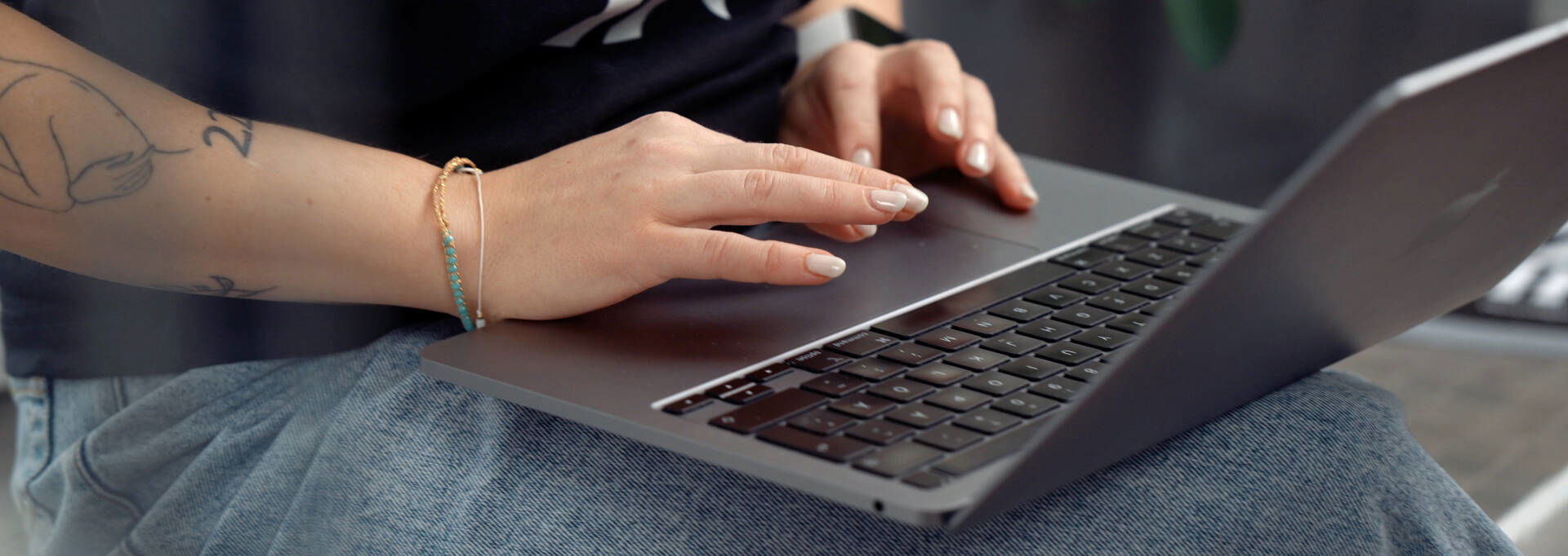 Händerna på tangentbordet.