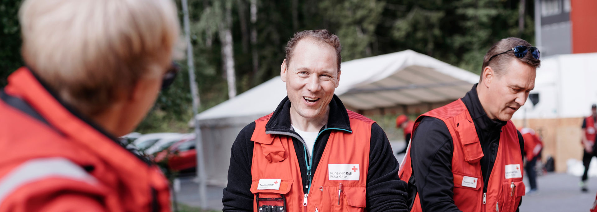 Tre frivilliga pratar.