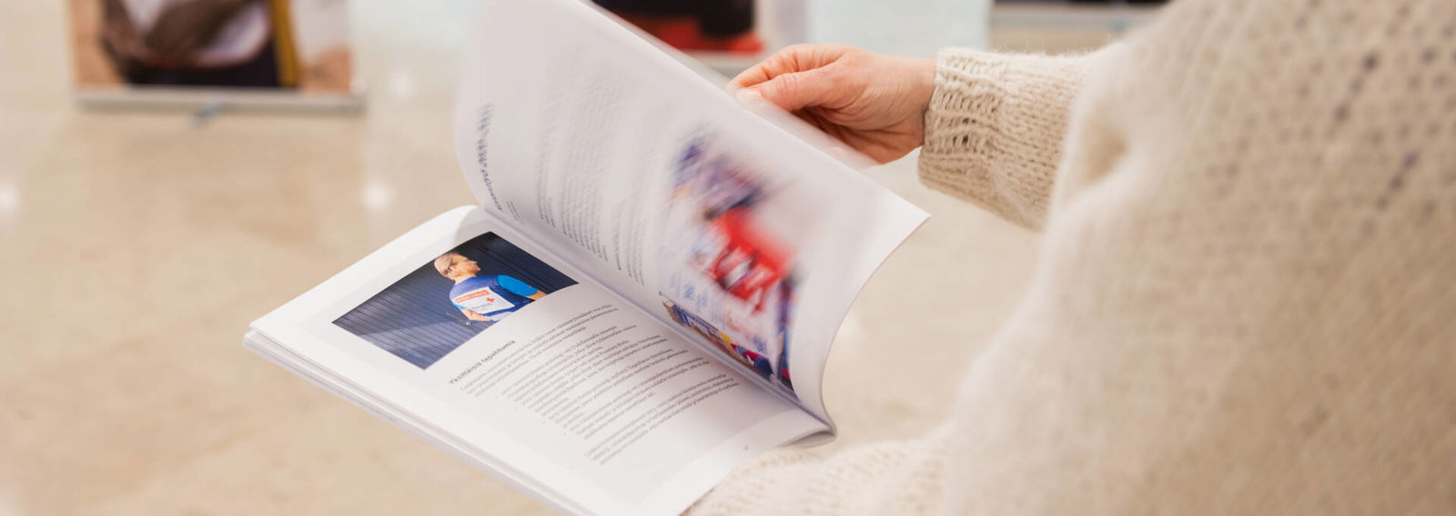 Hähder bläddrar en tidning