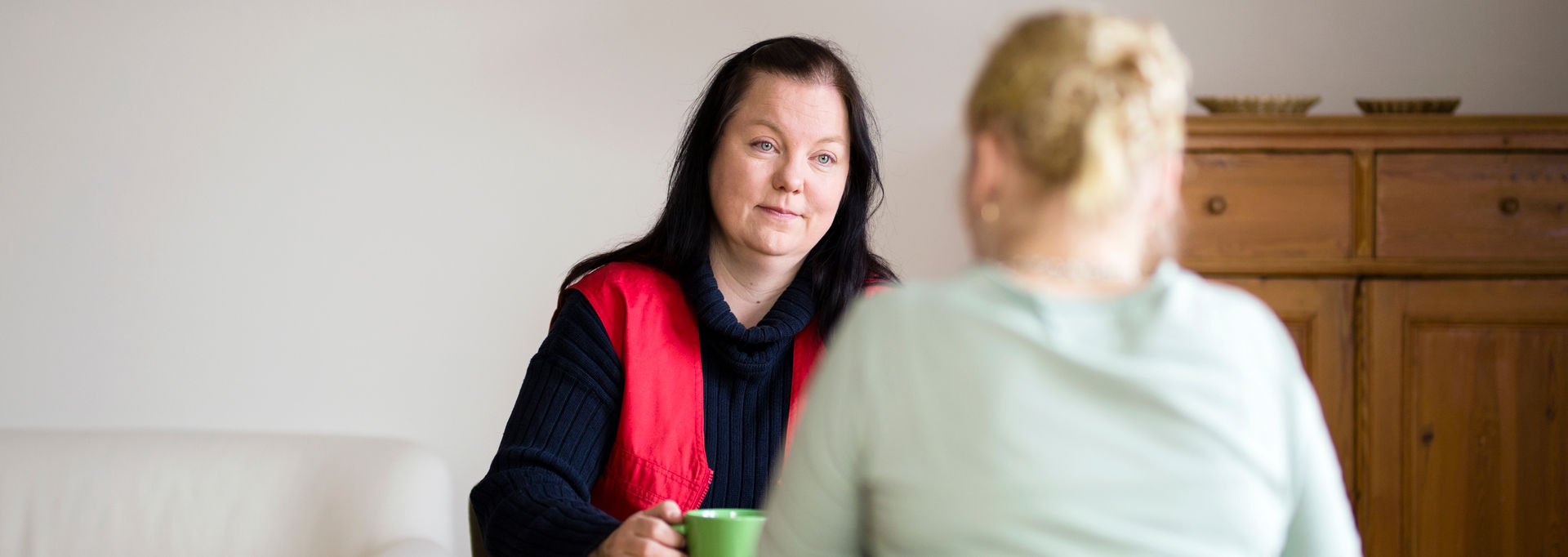 En volontär pratar med en person.