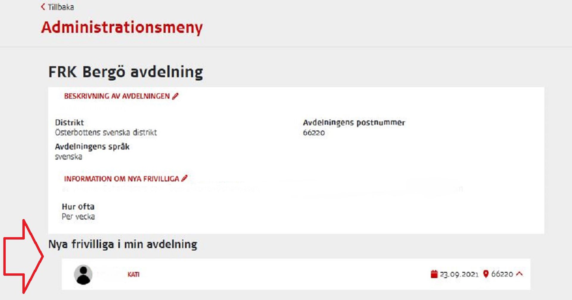 Skärmdump från Oma-systemets avdelningens administrationsmeny. En röd pil visar var nya frivilliga i avdelningen visas.