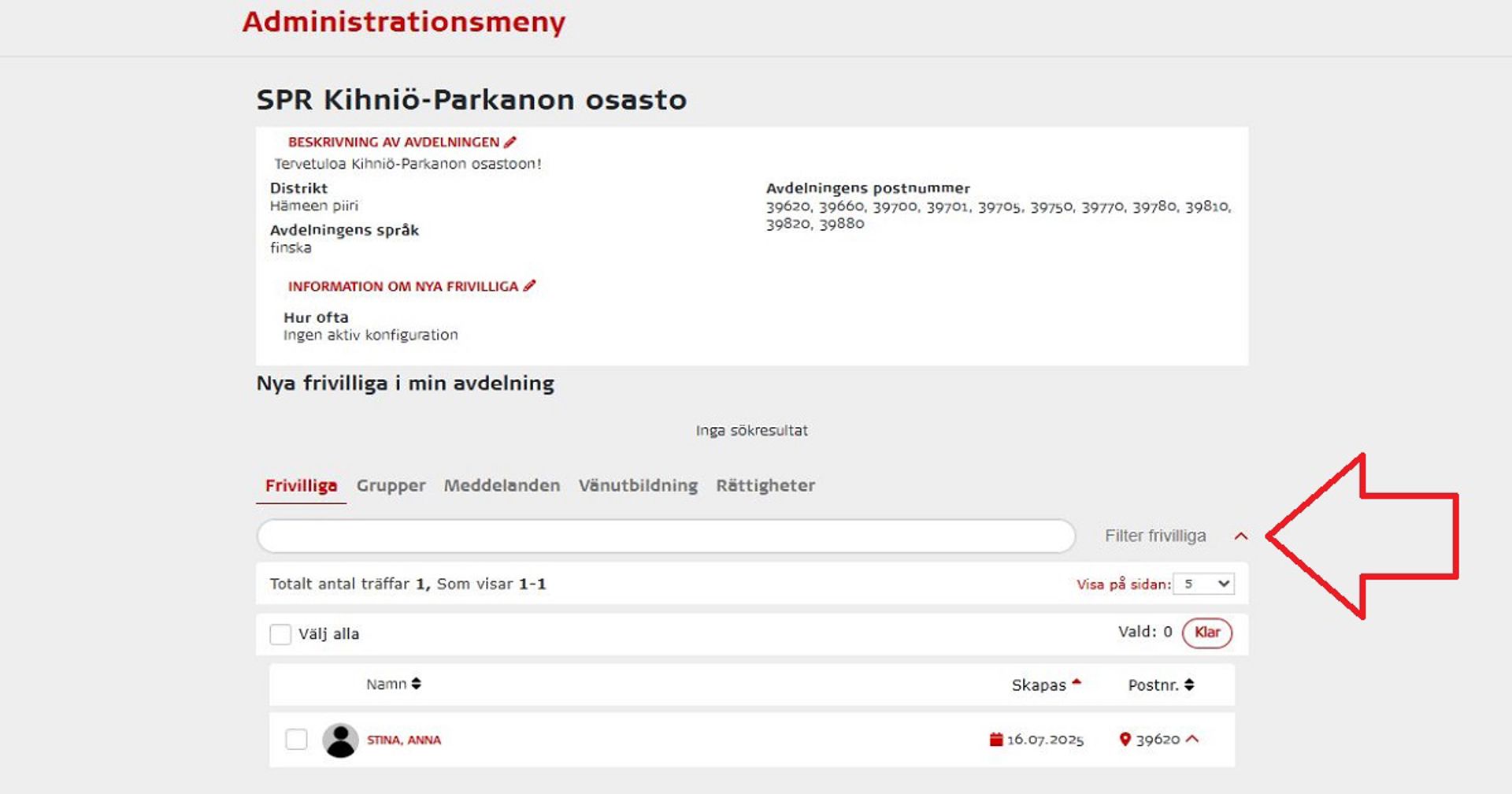 Skärmdump från Oma-systemets avdelningens administrationsmeny. En röd pil visar var man kan filtrera frivilliga.