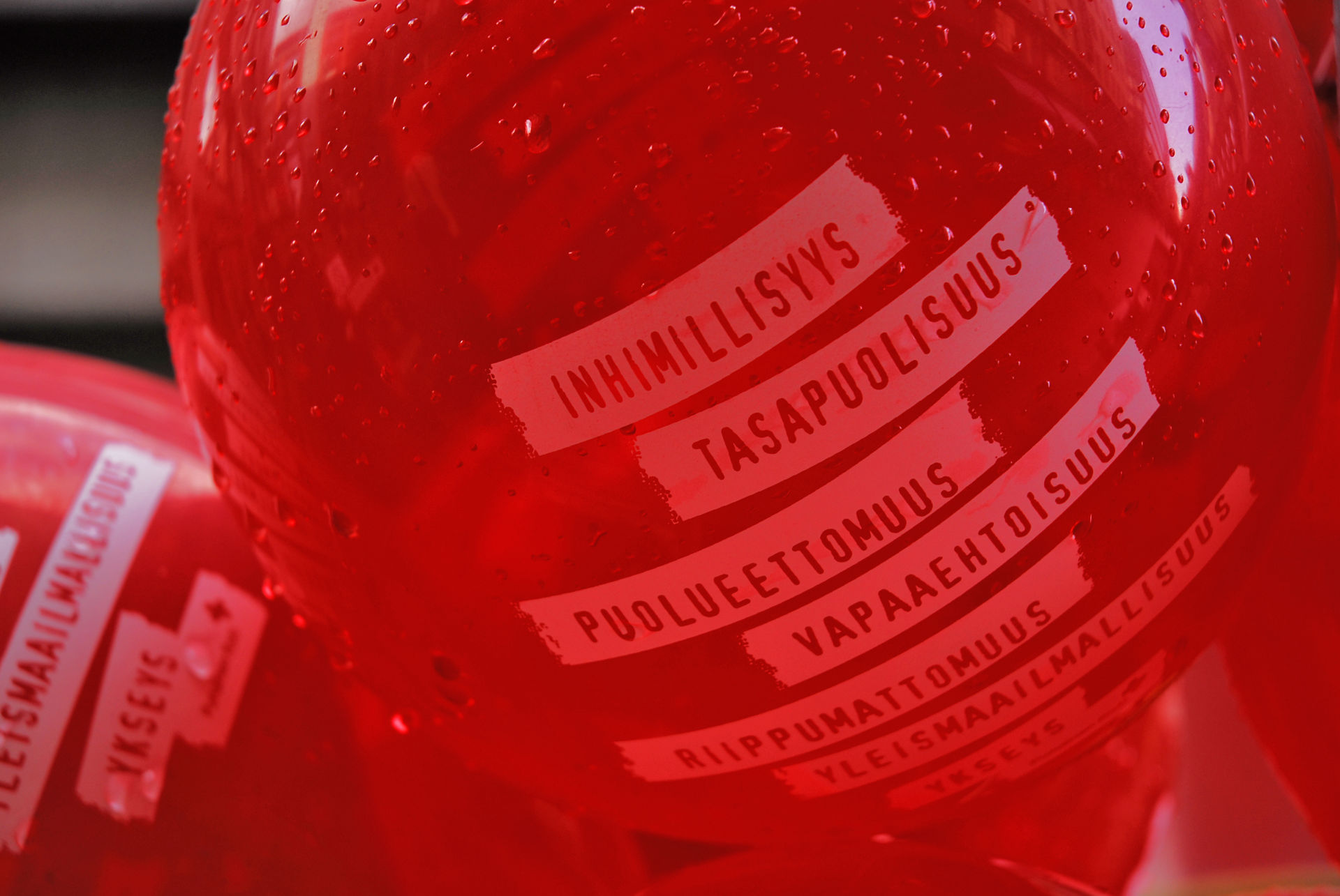 På den röda ballongen står det Röda Korsets sju principer: Humanitet, Opartiskhet, Neutralitet, Frivillighet, Självständighet, Universalitet och Enhet.