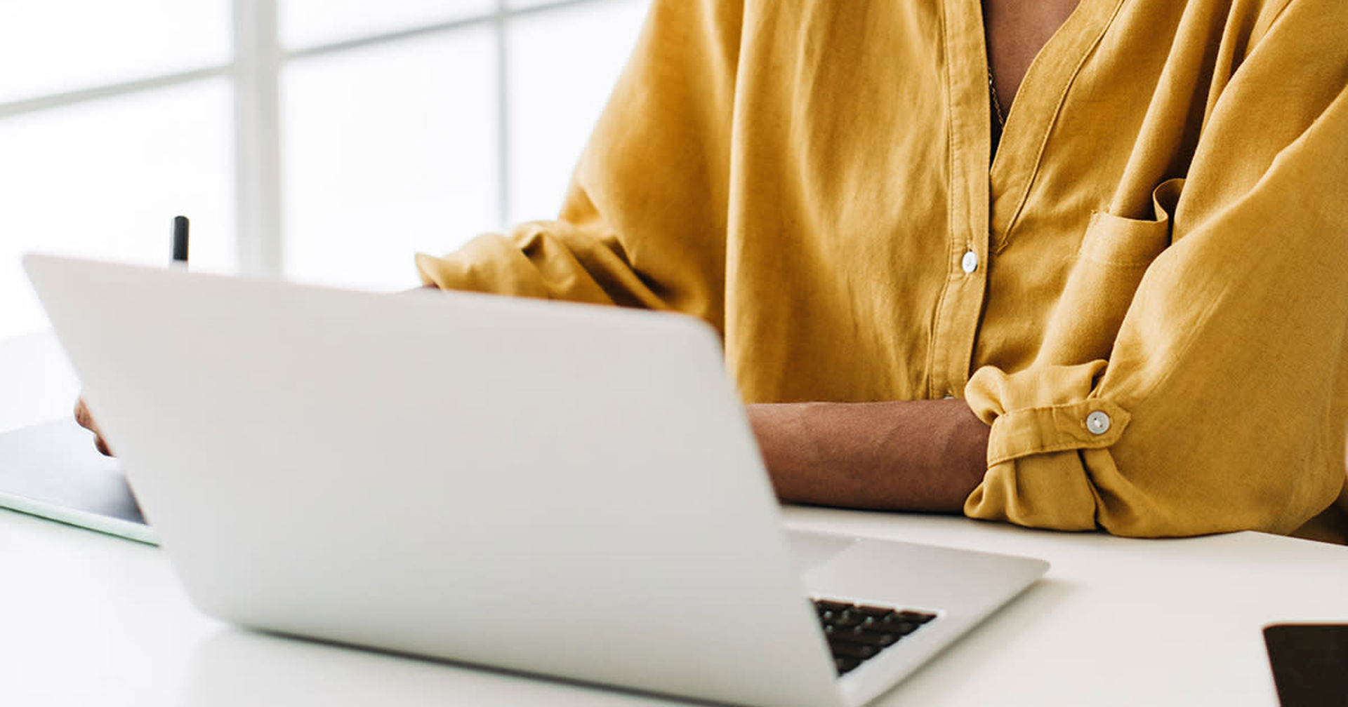 Händer vid en dator