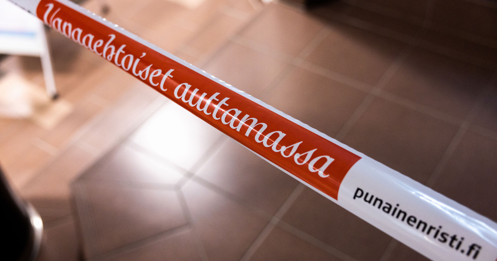 På plastbandet står det: Frivilliga hjälper, PunainenRisti.fi