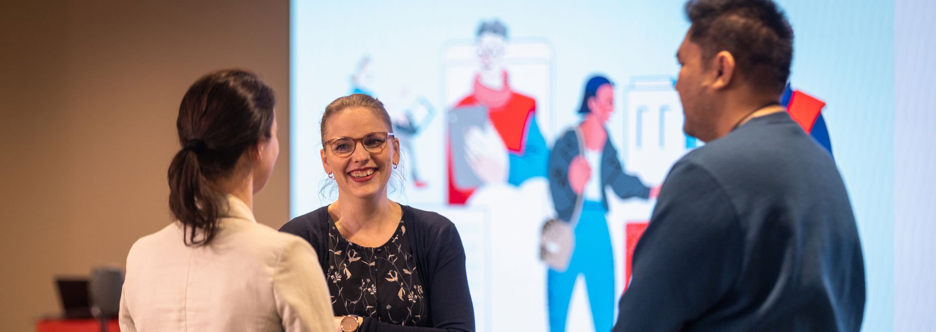 Tre personer pratar.