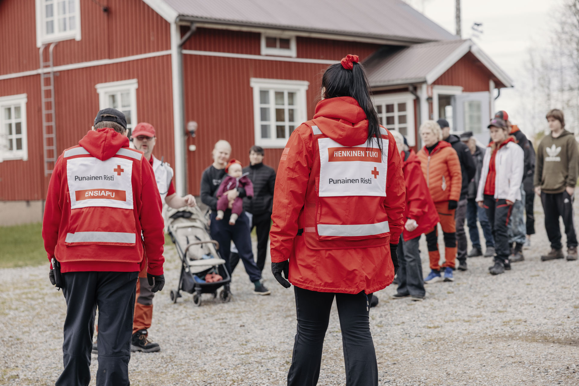 Finlands Röda Kors frivilliga i en beredskapsövning. I förgrunden två personer i Röda Kors-västar.