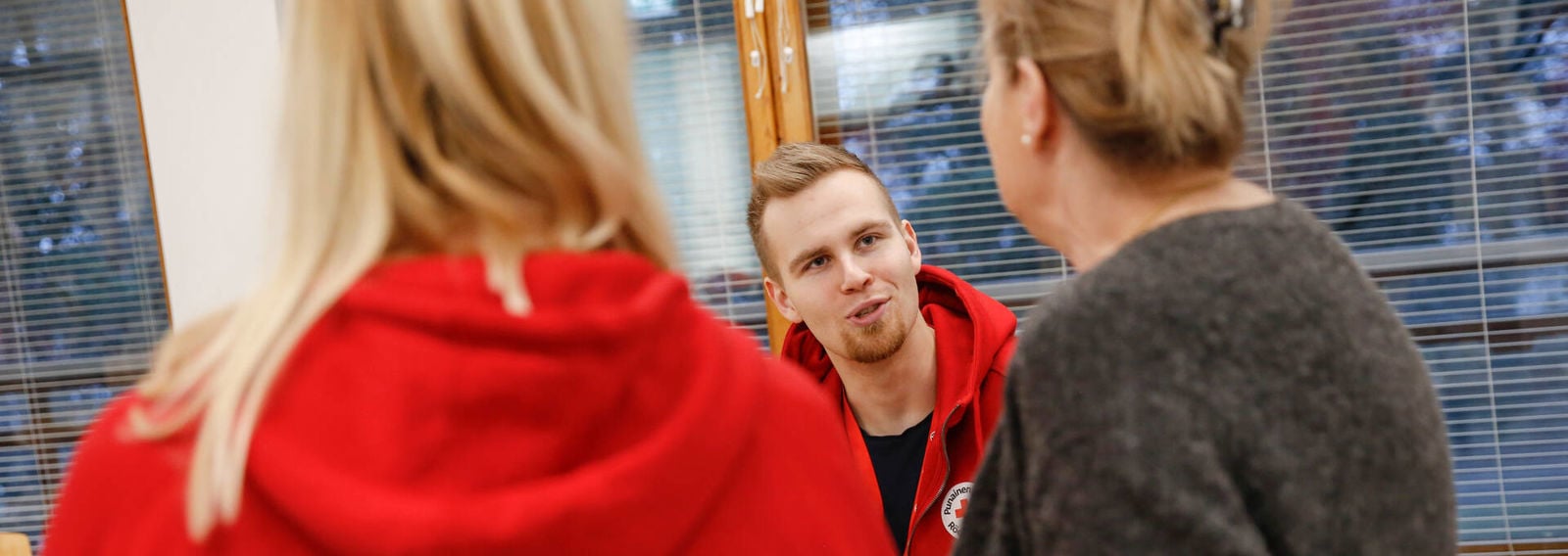 En utbildare från Finlands Röda Kors talar till personerna framför sig.