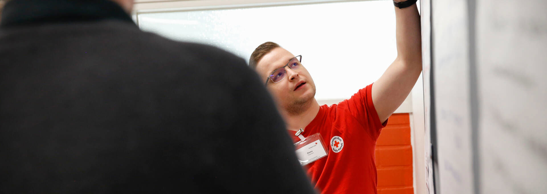 En utbildare från Röda Korset presenterar med hjälp av en blädderblock.