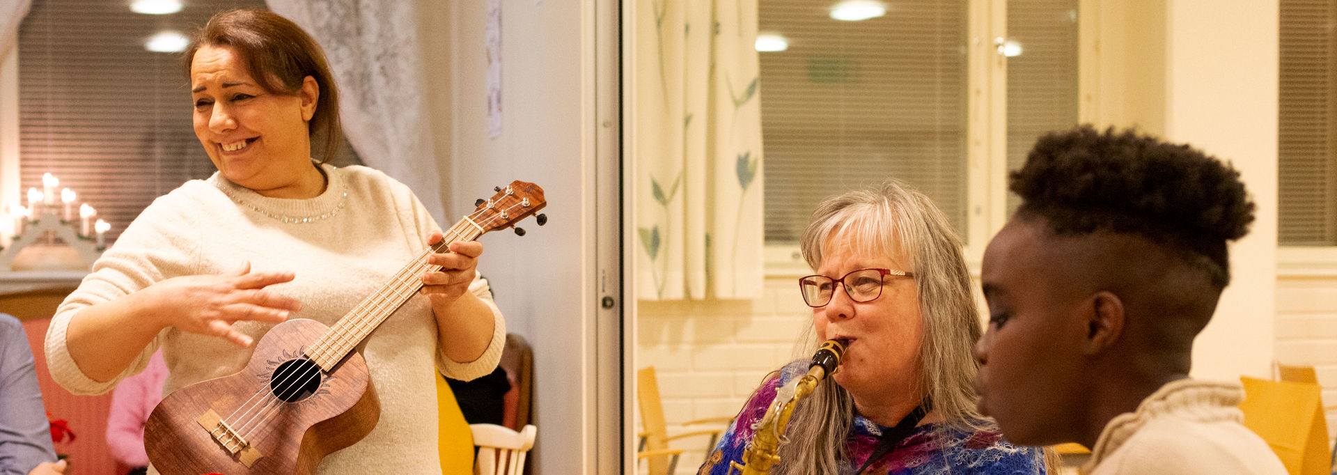 Tre personer spelar och sjunger tillsammans.