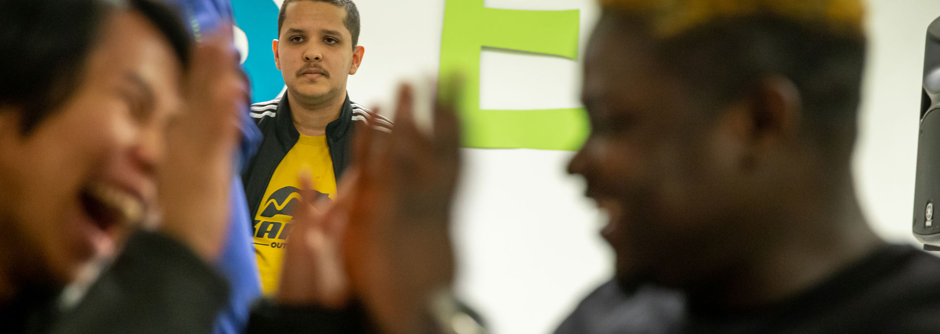 Två personer ger varandra en high-five.