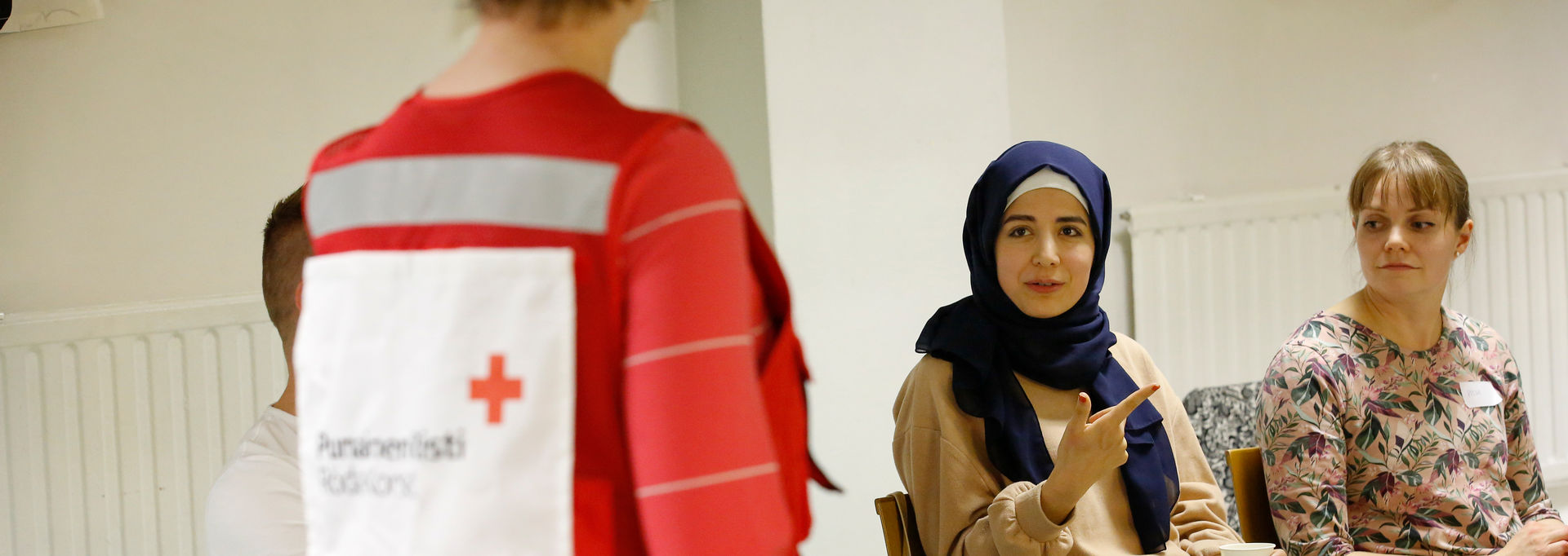 Röda Korsets utbildare samtalar med en person.