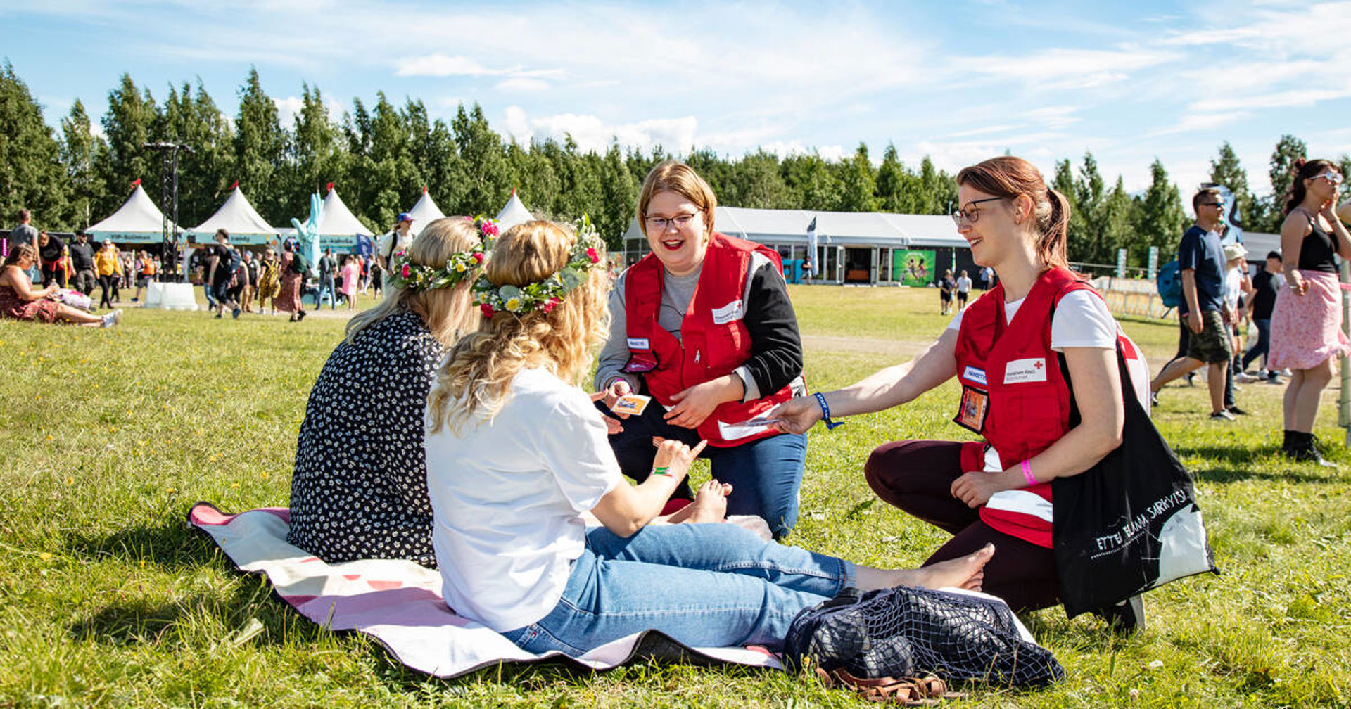 En grupp unga rör sig i ett vintrigt landskap.