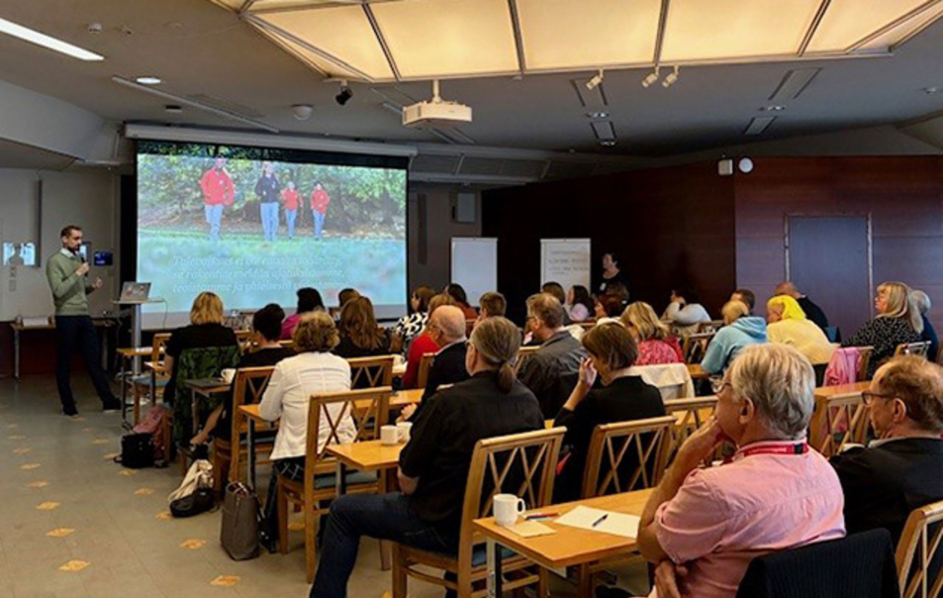 Under diskussionerna i distrikten funderade man på framtida hjälpbehov. Teman som lyftes fram var bland annat ensamhet, unga och kulturell mångfald. Frivilliga lyfte fram mathjälpen och beredskapen både allmänt och lokalt som viktiga hjälpformer. På bilden finns frivilliga i verkstaden i Tavastlands distrikt. 