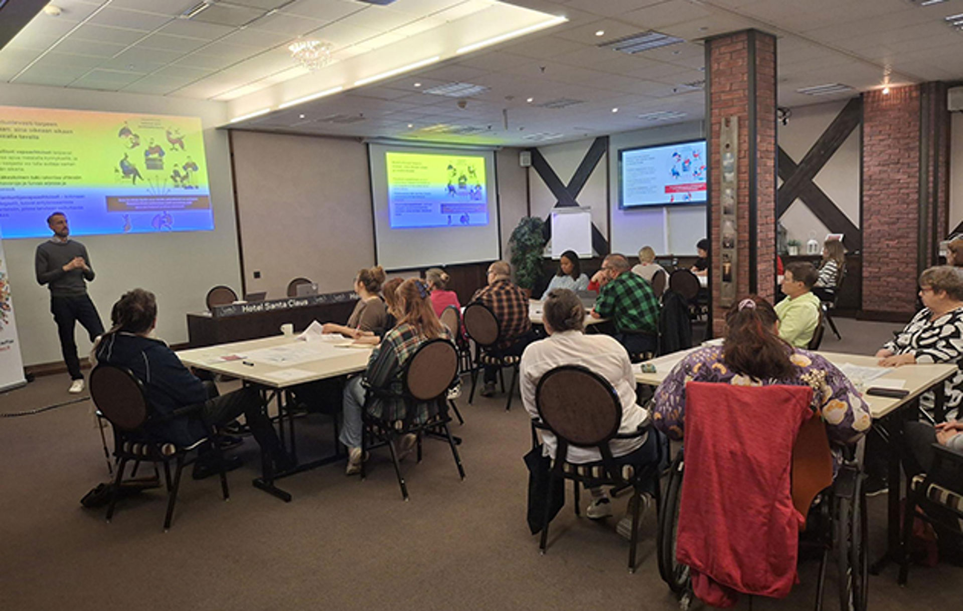 Röda Korsets generalsekreterare Eero Rämö besökte frivilligas förändringsverkstad i Rovaniemi.