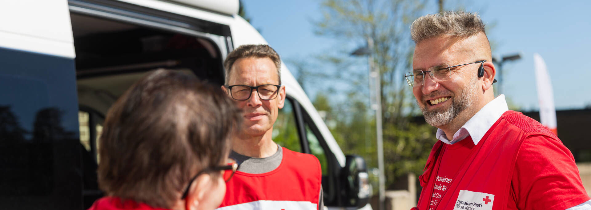 Hälsopunktsfrivilliga samtalar med varandra.