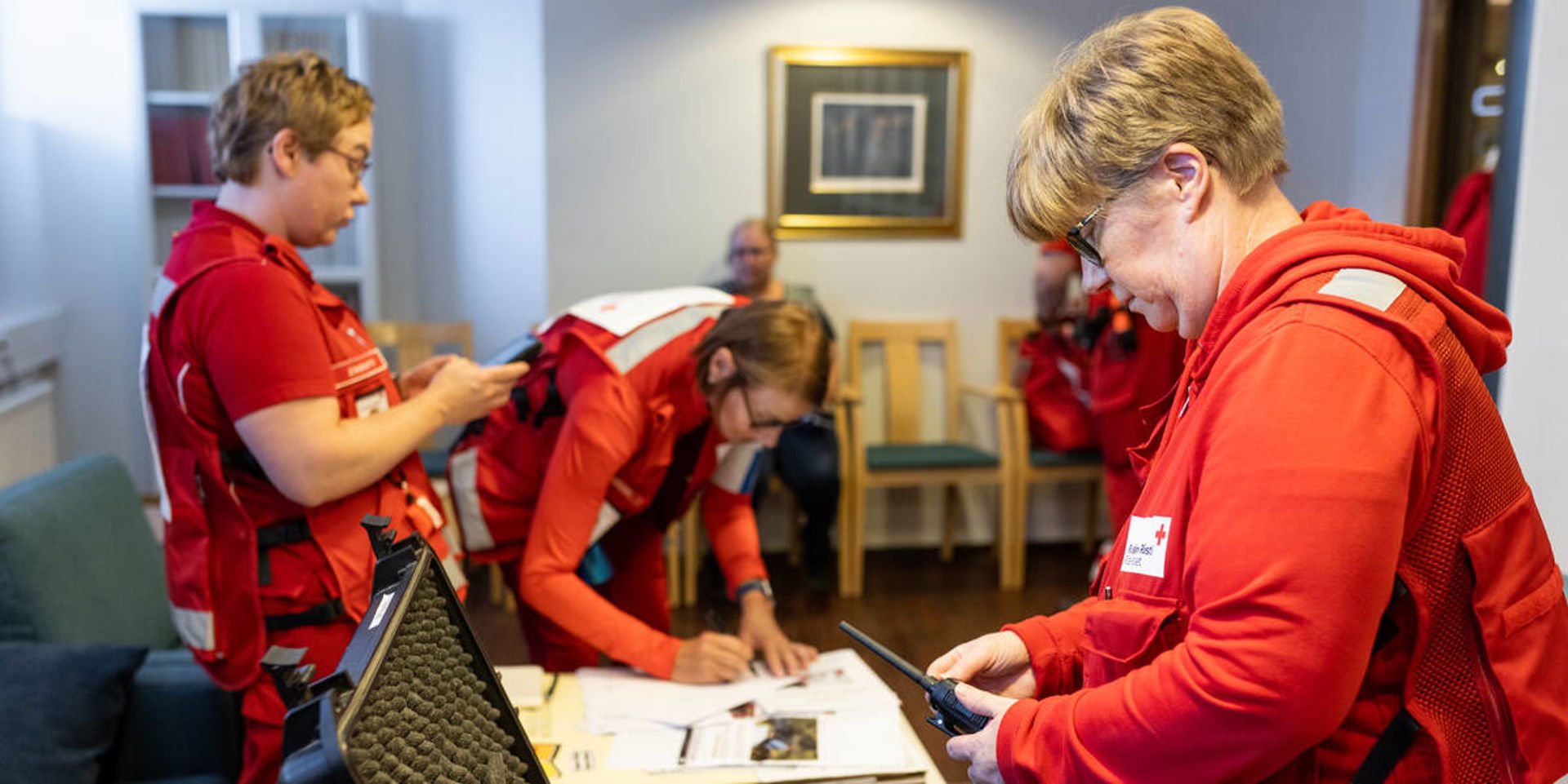 Tre personer runt ett bord.