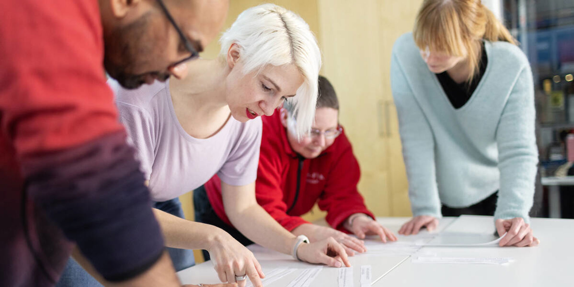 Fyra personer runt ett bord