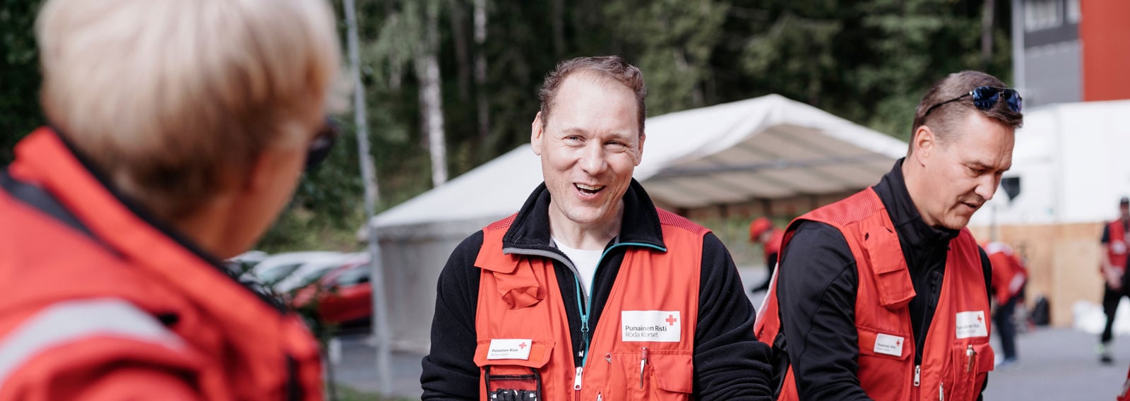 Tre frivilliga pratar.