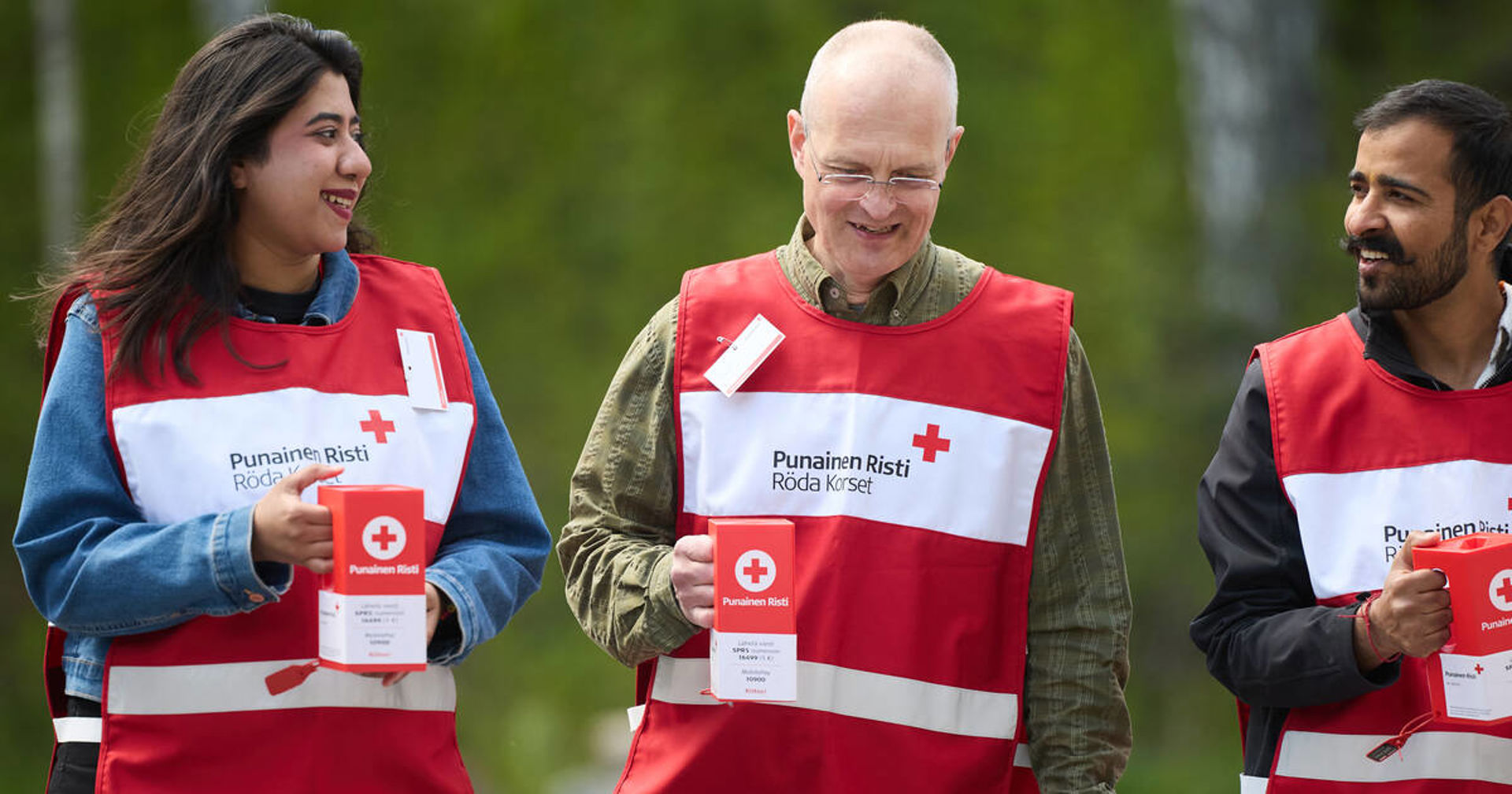 Tre Hungerdagsinsamlare går mot kameran.