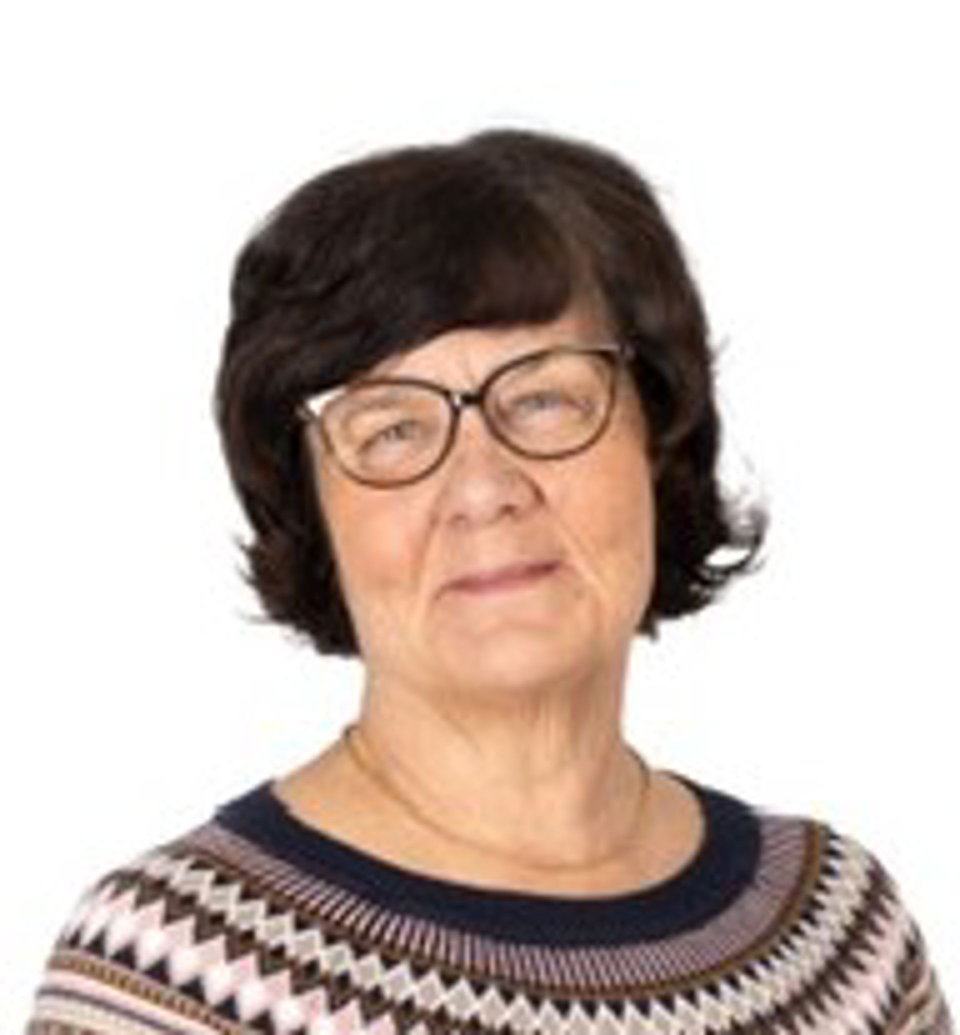 Marju Sjösten tittar mot kameran, klädd i mönstrad tröja och glasögon.