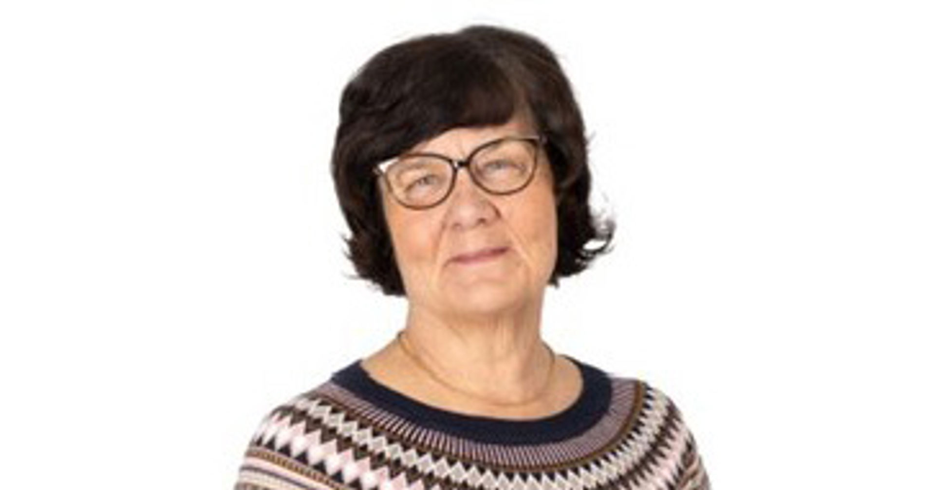 Marju Sjösten tittar mot kameran, klädd i mönstrad tröja och glasögon.