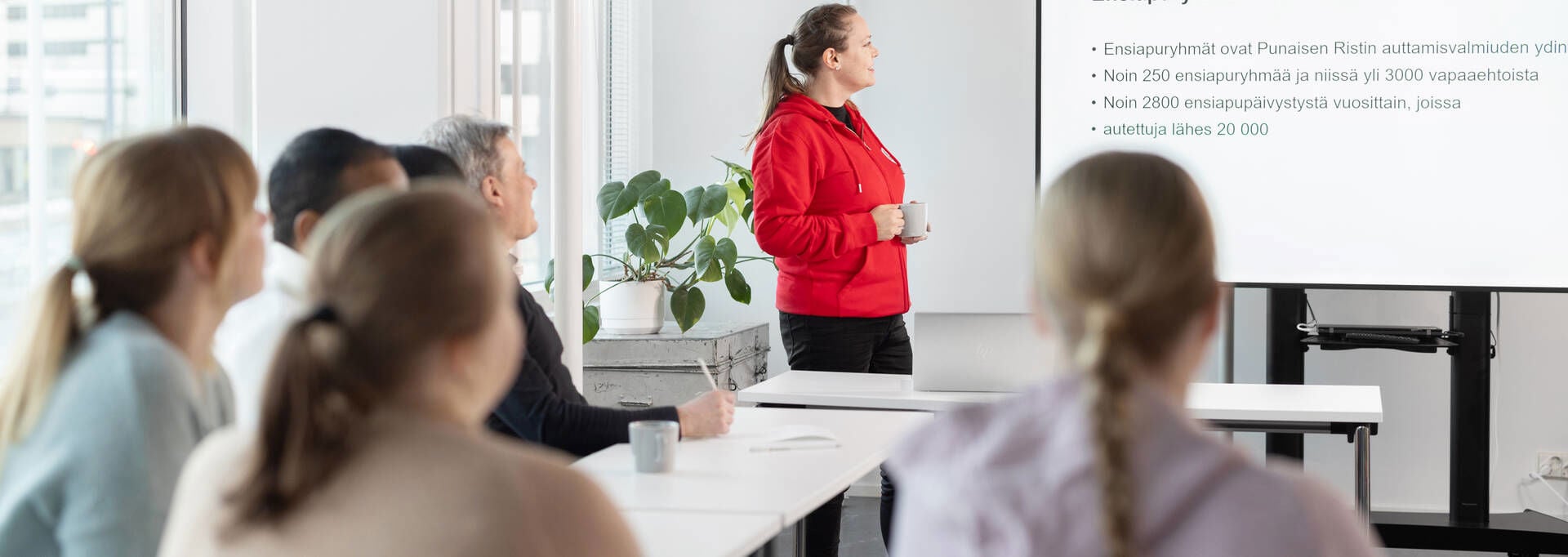 Frivilliga följer presentationen som leds av utbildaren.