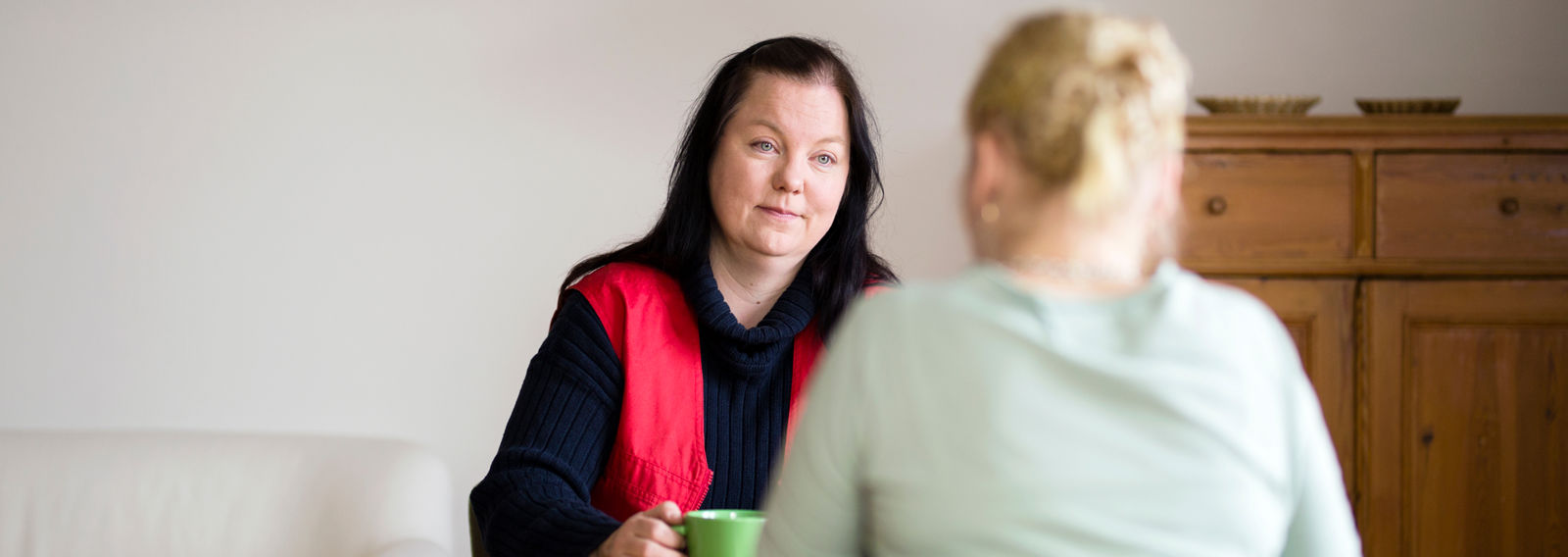 En volontär pratar med en person.